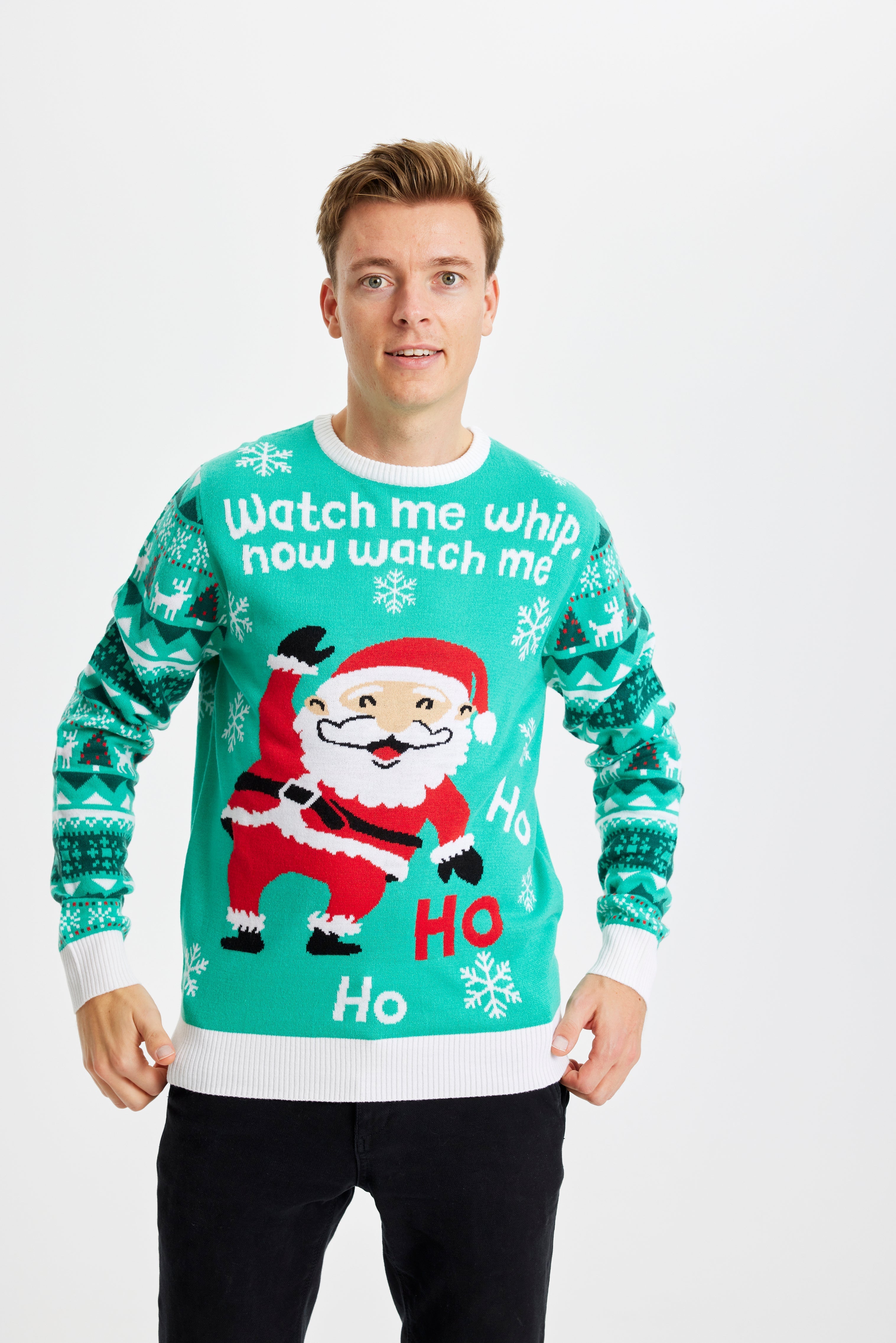 Ein Mann trägt einen türkisfarbenen Weihnachtspulli mit dem Spruch